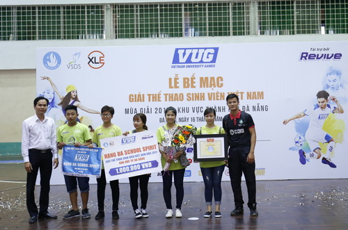 Đồng chí Nguyễn Duy Minh trao giải Ba cho đội đạt hạng Ba School Spirit, VUG 2017